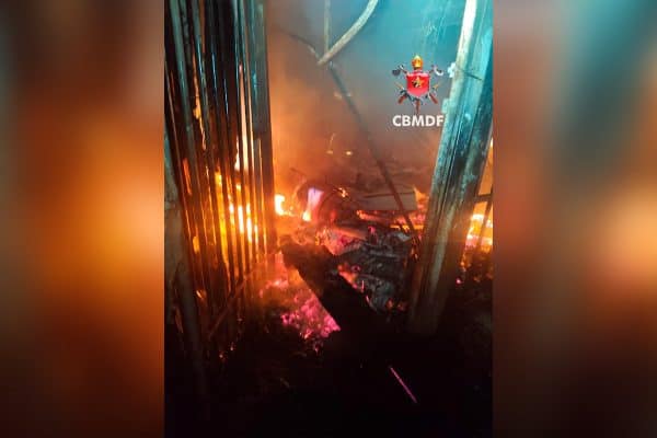 Bombeiros controlam incêndio em residência em Samambaia Norte