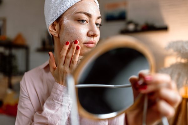 Excesso de skincare pode prejudicar a pele e levar a comportamento compulsivo