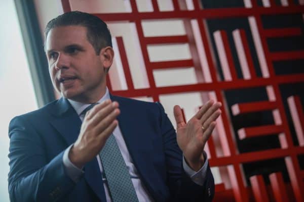 Hugo Motta perde 33 mil votos na Paraíba em 2026, mas é reeleito