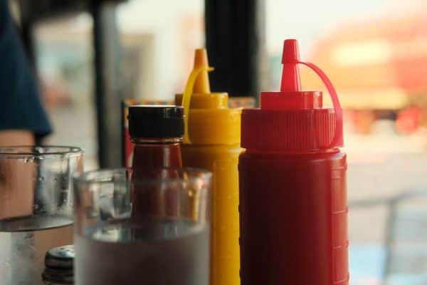 SP adia proibição de bisnagas de ketchup e mostarda em lanchonetes para 2027