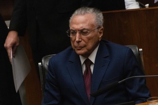 Michel Temer dialoga com Flávio Bolsonaro antes de apoiar senador no segundo turno