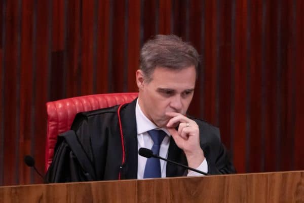 Ministro Mendonça ordena exclusão de posts sobre Lula e bandeira do Brasil