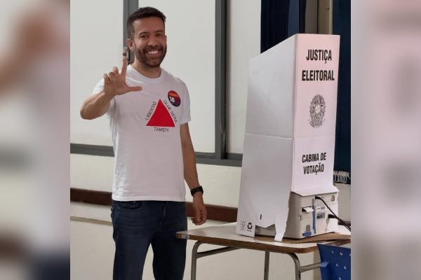 André Janones comemora reeleição como deputado sem campanha tradicional
