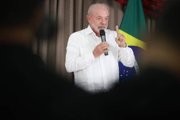 Lula Reflete Sobre Resultado do 1º Turno e Defende Debates com Flávio Bolsonaro
