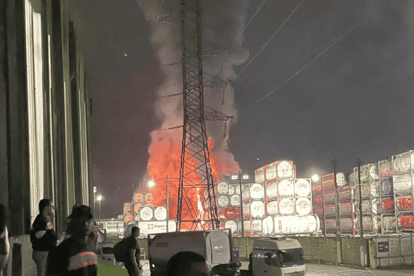 Incêndio de grandes proporções atinge empresa de químicos em Cubatão