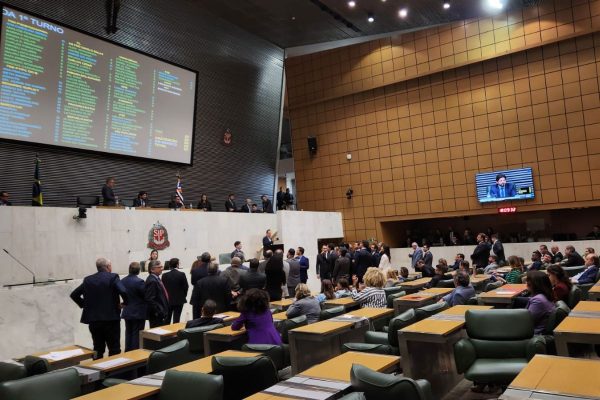 Eleitores de SP elegem 94 deputados estaduais; 58,5% são reeleitos