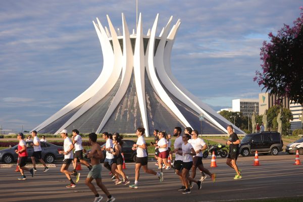 Médico destaca vantagens de correr à noite no Metrópoles Endurance Corrida