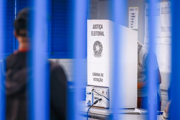 Eleitores do DF anulam votos para governador; Celina e Grass no segundo turno