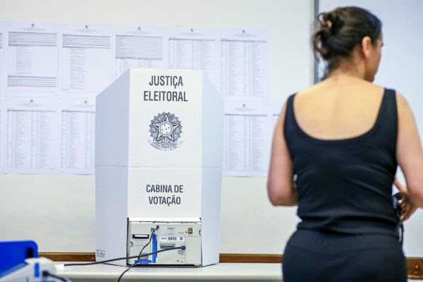 Abstenção de brasileiros no exterior é a maior desde 2010
