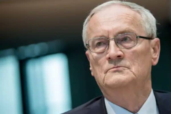 Ex-chefe da inteligência alemã, August Hanning, é preso por suspeita de espionagem