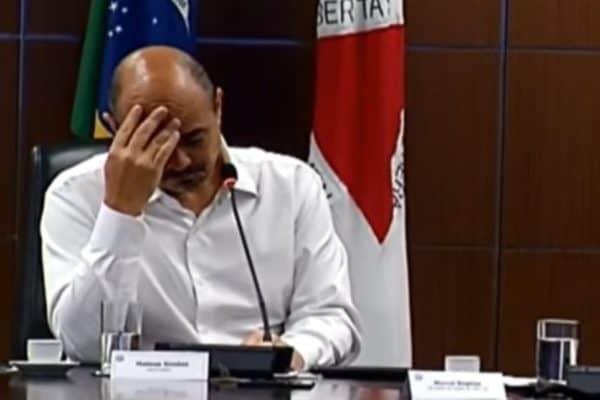 Governador de MG, Mateus Simões, emociona-se ao iniciar transição para Cleitinho
