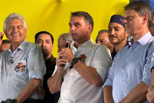 Flávio Bolsonaro promete “alterar Constituição para redemocratizar o Brasil”