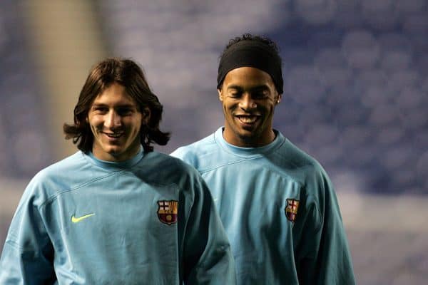 Ronaldinho presta homenagem a Lionel Messi antes de sua despedida da seleção