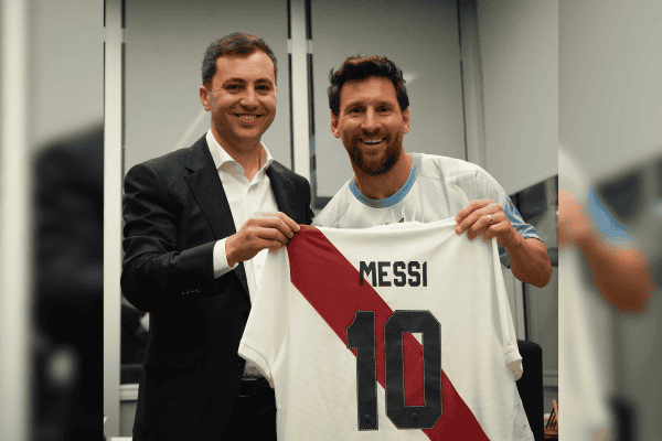 River Plate presta homenagem a Lionel Messi antes de sua despedida no Monumental