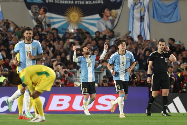 Messi marca de pênalti em despedida da seleção argentina contra Benin