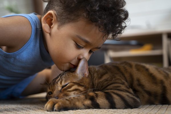Adoção de pets no Dia das Crianças requer planejamento cuidadoso dos pais