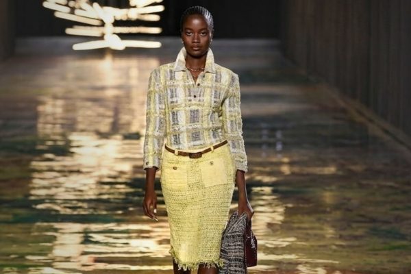 Modelo nigeriana Rachel Ojuromi estreia na passarela da Chanel em Paris