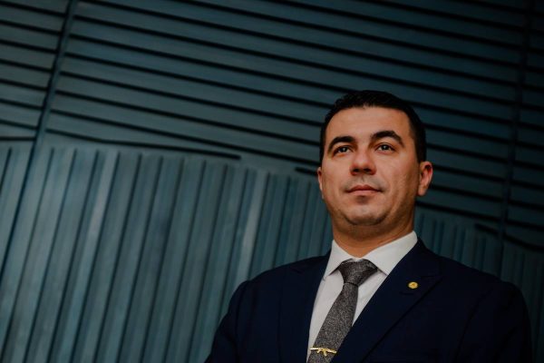 Luís Miranda é acusado de não pagar equipe de pesquisa eleitoral
