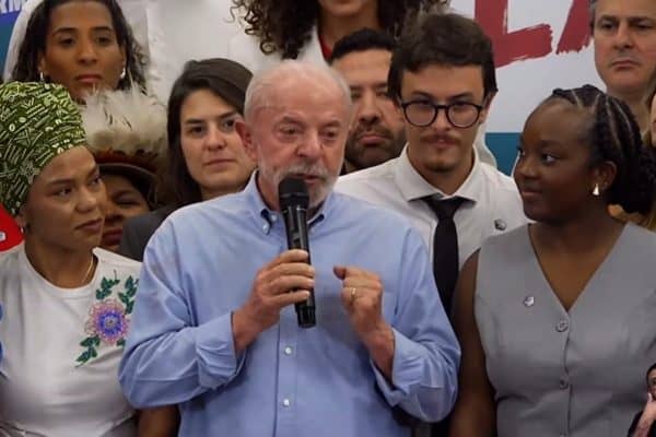 Lula critica proposta de Flávio Bolsonaro sobre negociação de jornada de trabalho