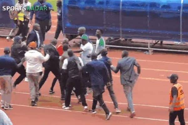 Árbitro perseguido após pênalti em jogo decisivo no Quênia