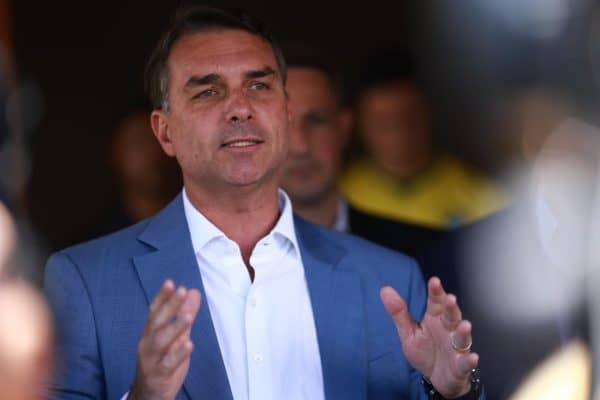 Flávio Bolsonaro critica Lula e fala em “clima de velório” no PT