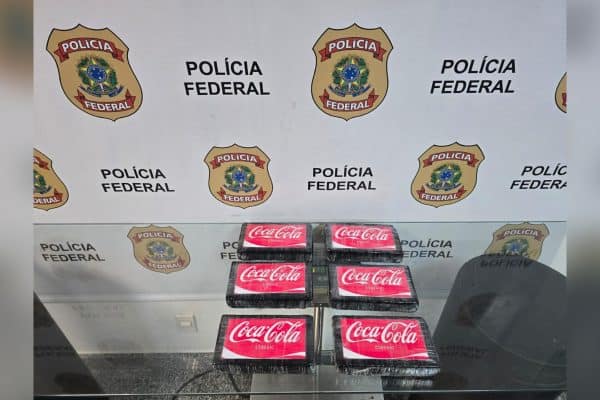 Mulher de 26 anos é presa no Galeão com cocaína em tijolos com logo da Coca-Cola