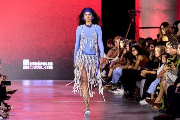 Franjas dominam passarelas de Brasília a Paris, reafirmando tendência global