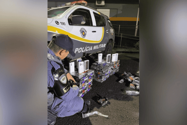 Polícia Militar apreende 342 celulares escondidos em caminhão com farinha em SP