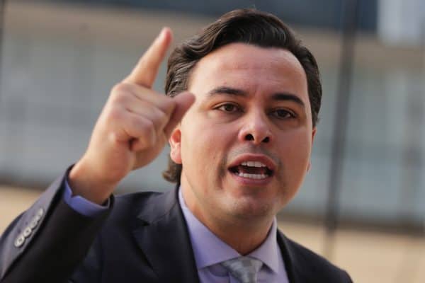 Jeffrey Chiquini acusa Janones e Lindbergh de fake news contra Flávio Bolsonaro