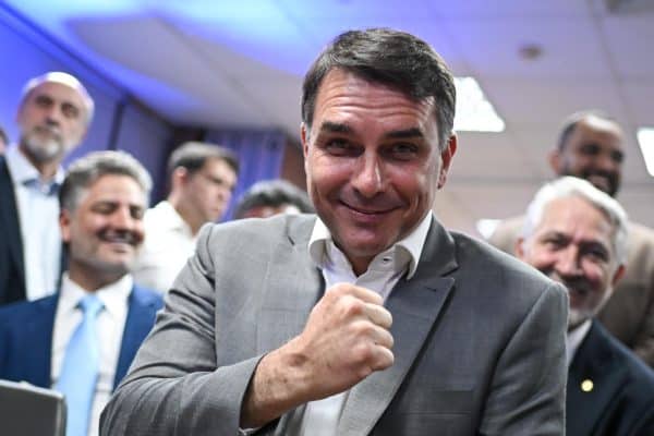 Republicanos Declara Apoio a Flávio Bolsonaro no Segundo Turno