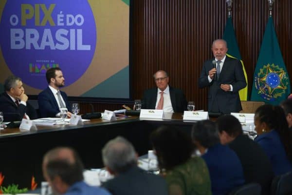 Ministros de Lula se revezam para acelerar entregas antes do segundo turno