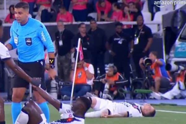 Bruno Duarte, do Vasco, desmaia após colisão em jogo contra o Botafogo