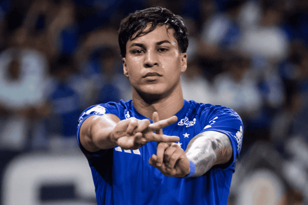 Cruzeiro vence São Paulo no Mineirão e sobe para o G-4 do Brasileirão