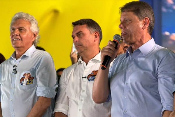 Tarcísio de Freitas pode se ausentar de SP para apoiar Flávio Bolsonaro?
