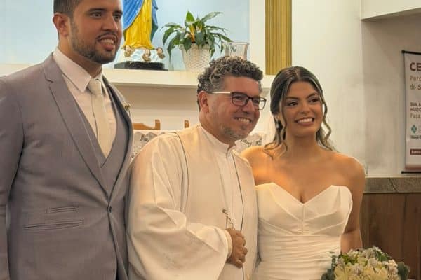 Noiva surpreende ao cantar durante cerimônia de casamento em Minas Gerais