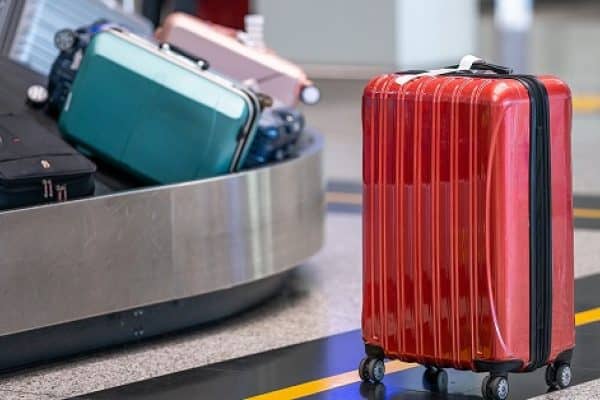 Justiça condena Latam a indenizar família após extravio de bagagens com remédios