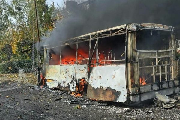 Ataque russo a ônibus na Ucrânia resulta em pelo menos 30 mortos