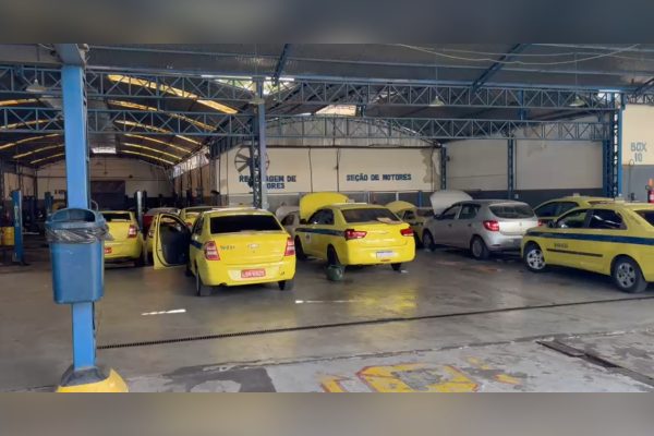Grupo é acusado de usar botão secreto para aumentar tarifas de táxi no Galeão