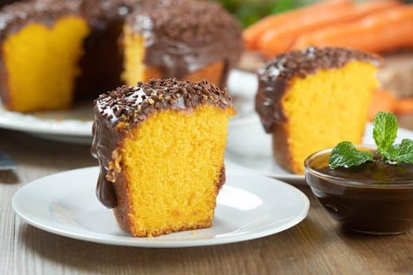 Receita de bolo de cenoura fofinho com calda de chocolate