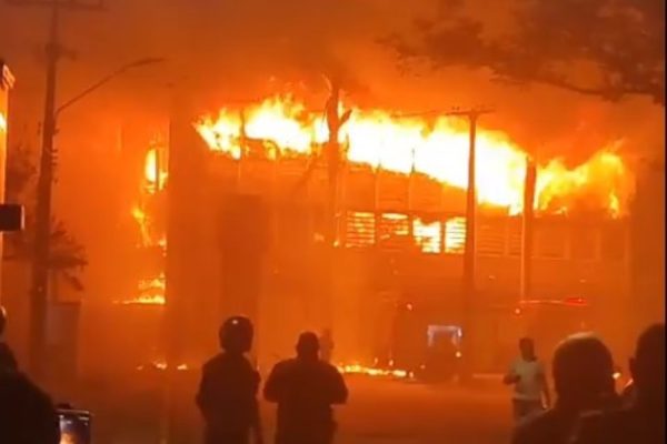 Reitor da UFPE estima prejuízo de R$ 100 milhões após incêndio em prédio de pesquisa
