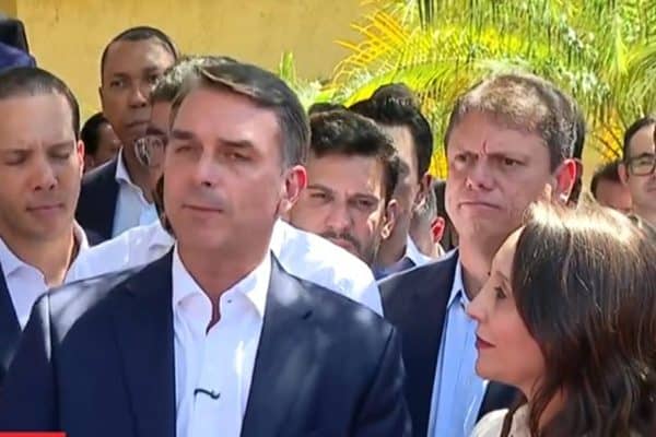 Flávio Bolsonaro recebe apoio do Podemos para o 2º turno das eleições