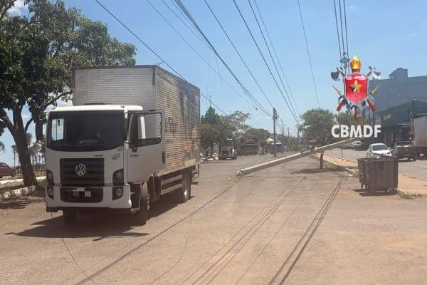 Caminhão colide com poste, derruba três e causa falta de energia no DF
