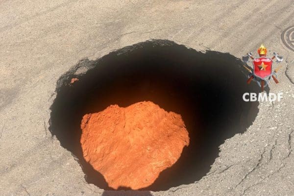 Cratera de 4 metros surge após asfalto ceder na Asa Norte