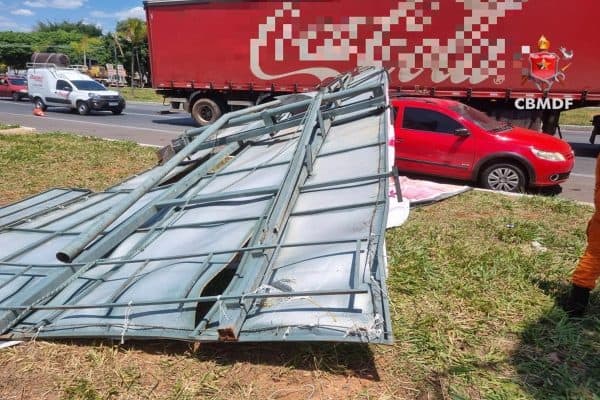 Outdoor cai na EPNB e homem é derrubado sobre carro no acostamento