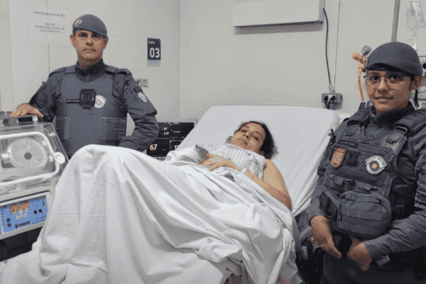 PMs auxiliam mulher em trabalho de parto na rua na zona leste de São Paulo