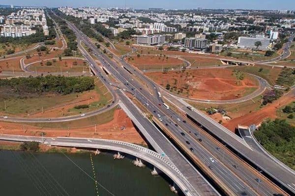 Homem é atropelado por Volkswagen Gol vermelho na Ponte do Bragueto e é levado ao hospital