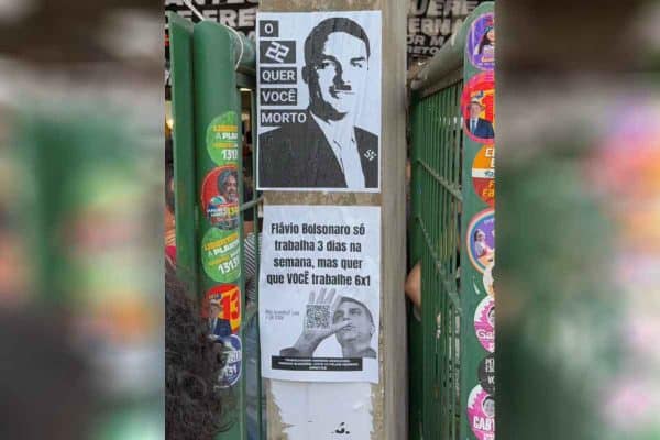 Cartaz na UnB retrata Flávio Bolsonaro como Hitler; MPF é acionado