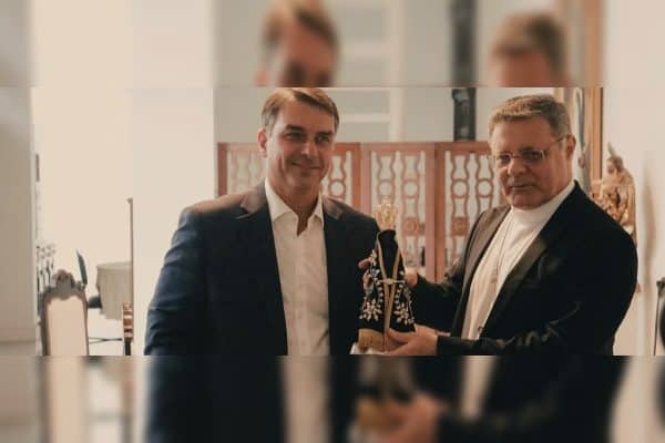 Flávio Bolsonaro é recebido por arcebispo de Brasília e ganha imagem de Nossa Senhora