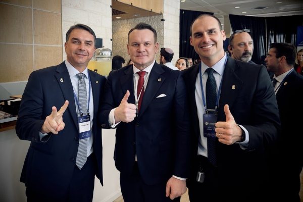 Brasileiras procuram ajuda após perseguição de deputado polonês aliado de Flávio Bolsonaro