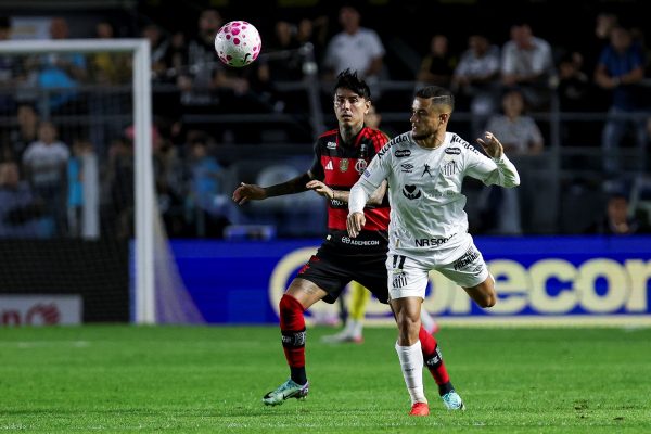 Brasileirão: Neymar brilha com dois gols e Santos empata com Flamengo